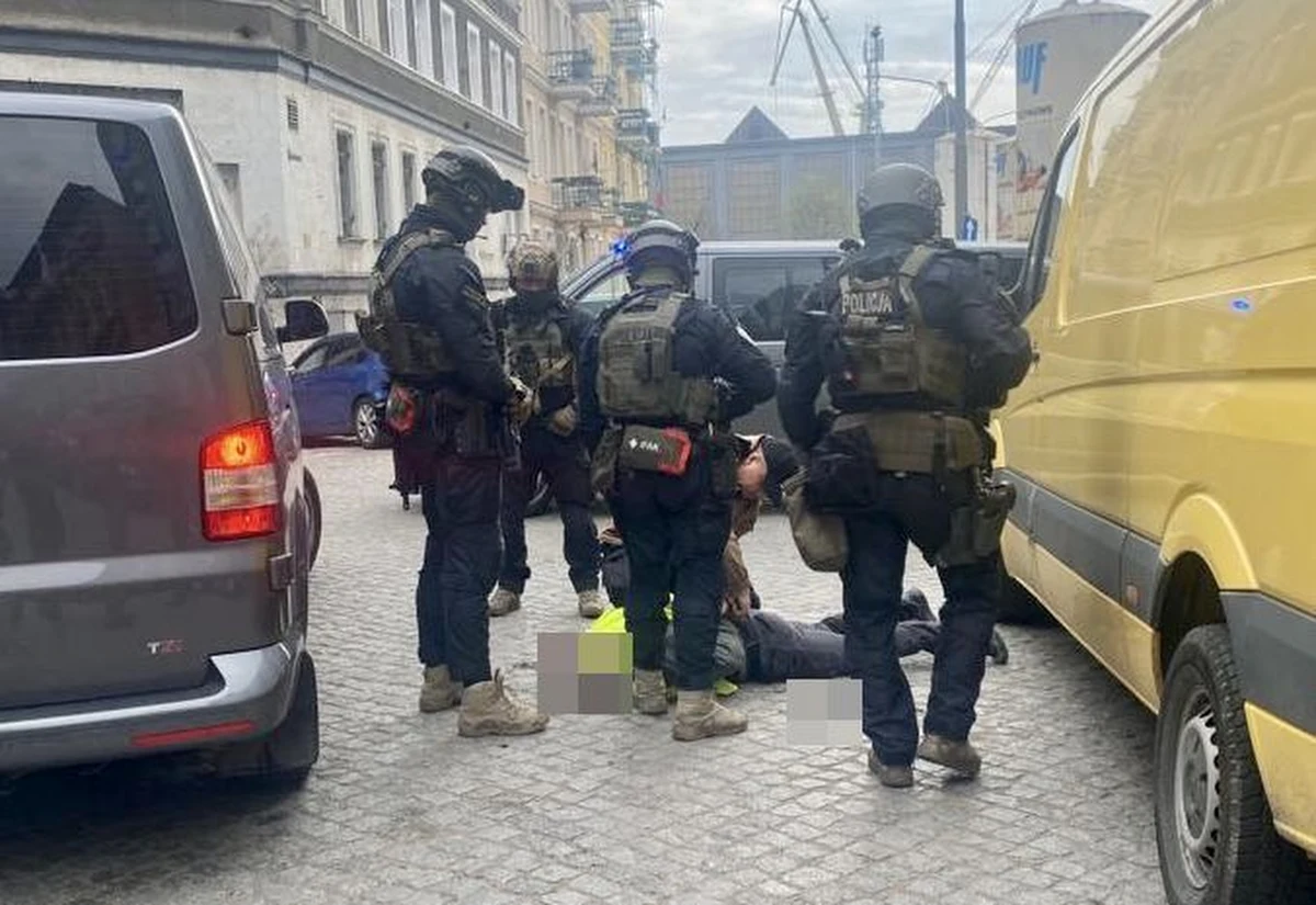 ​Kryminalni z koszalińskiej komendy zatrzymali dwóch mężczyzn podszywających się pod policjantów. Mundurowi w trakcie przeszukania ich mieszkań i pojazdów zabezpieczyli kajdanki, atrapy broni i inne wyposażenie służbowe. Zatrzymani są podejrzani o dokonanie na terenie województwa zachodniopomorskiego sześciu przestępstw. 