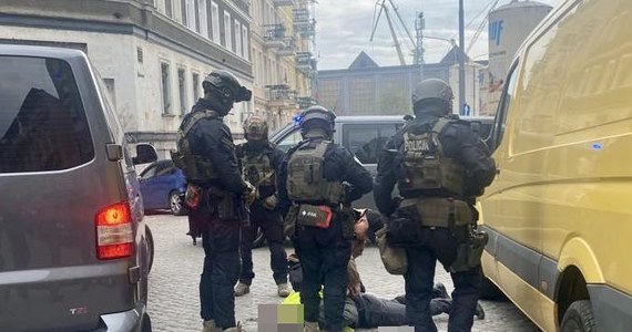 ​Kryminalni z koszalińskiej komendy zatrzymali dwóch mężczyzn podszywających się pod policjantów. Mundurowi w trakcie przeszukania ich mieszkań i pojazdów zabezpieczyli kajdanki, atrapy broni i inne wyposażenie służbowe. Zatrzymani są podejrzani o dokonanie na terenie województwa zachodniopomorskiego sześciu przestępstw. 