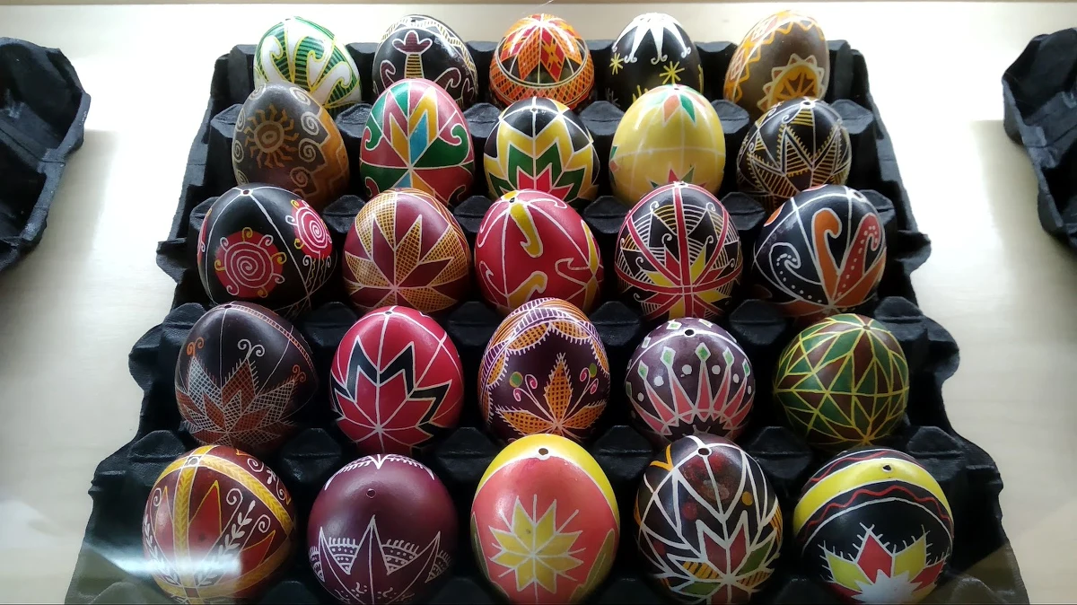 Ukraińskie pisanki można podziwiać w Muzeum Etnograficznym przy Kredytowej w Warszawie. Jak informuje reporter RMF MAXXX Przemek Mzyk - do zobaczenia jest ponad dwieście kolorowych eksponatów zza wschodniej granicy.