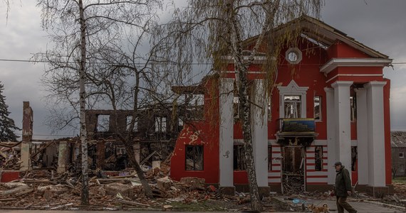 Służba Bezpieczeństwa Ukrainy odnotowuje przypadki łamania przez Rosję konwencji genewskich i innych norm prawnych dotyczących traktowania jeńców wojennych - poinformowała SBU w piątek na Facebooku. Opublikowano nagranie rozmowy, w której rosyjski żołnierz chwali się torturowaniem ukraińskich wojskowych.