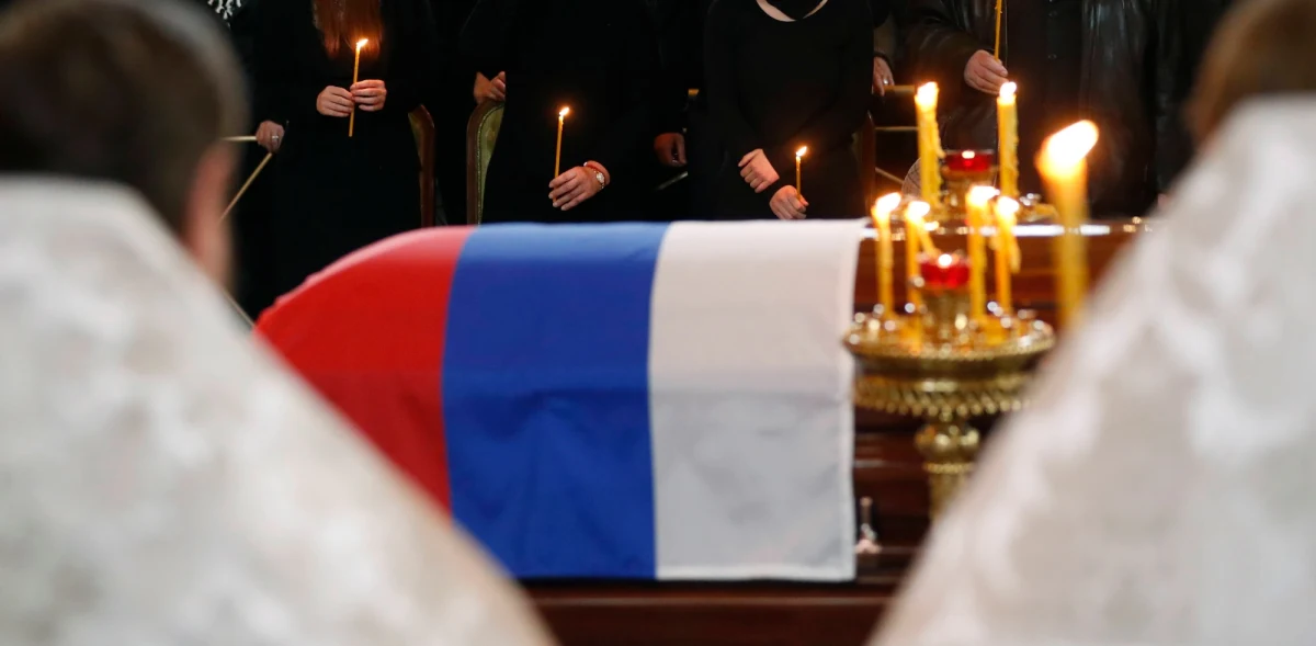 ​Rosyjska Federalna Służba Bezpieczeństwa zwróciła się do rządu o zwiększenie o 17 proc. środków na pochówki i nagrobki dla wojskowych - podaje BBC. Na razie nie wiadomo, ile wyniosą łączne wydatki na ten cel, gdyż rosyjski resort obrony skąpi informacji o stratach na froncie. Po raz ostatni dane podano pod koniec marca i według wielu były one zaniżone.