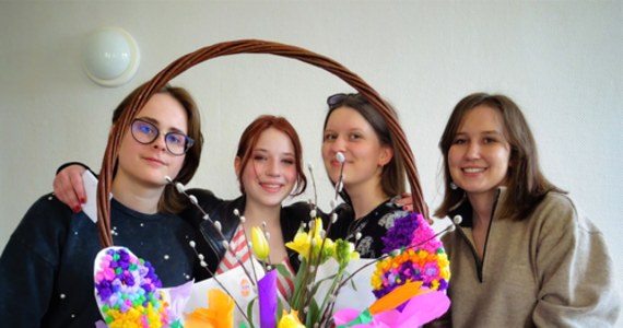 Wolontariuszki z V Liceum Ogólnokształcącego w Gliwicach zorganizowały wielkanocne warsztaty dla małych gości z Ukrainy. Dzięki wspólnej pracy powstał wielki kosz wypełniony kwiatami, życzeniami, rysunkami i pisankami. 