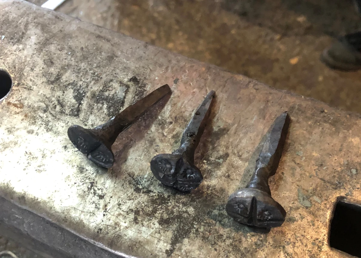 U niektórych kowali na Podhalu zachowała się tradycja odkuwania w Wielki Piątek gwoździ. W rodzinie Andrzeja Gąsienicy Makowskiego od blisko 80 lat wykuwa się trzy gwoździe, na pamiątkę tych, którymi Chrystus został przybity do krzyża. 