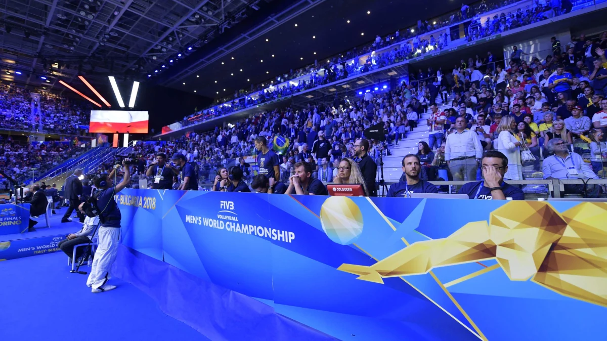 Międzynarodowa Federacja Siatkówki (FIVB), która dopiero w piątek poinformowała, że Polska i Słowenia zorganizują odebrane Rosji tegoroczne mistrzostwa świata mężczyzn, nie wykluczyła, że współgospodarzy turnieju będzie więcej. Chętni do włączenia się w organizację zawodów są między innymi Włosi.