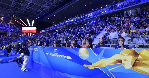 Międzynarodowa Federacja Siatkówki (FIVB), która dopiero w piątek poinformowała, że Polska i Słowenia zorganizują odebrane Rosji tegoroczne mistrzostwa świata mężczyzn, nie wykluczyła, że współgospodarzy turnieju będzie więcej. Chętni do włączenia się w organizację zawodów są między innymi Włosi.