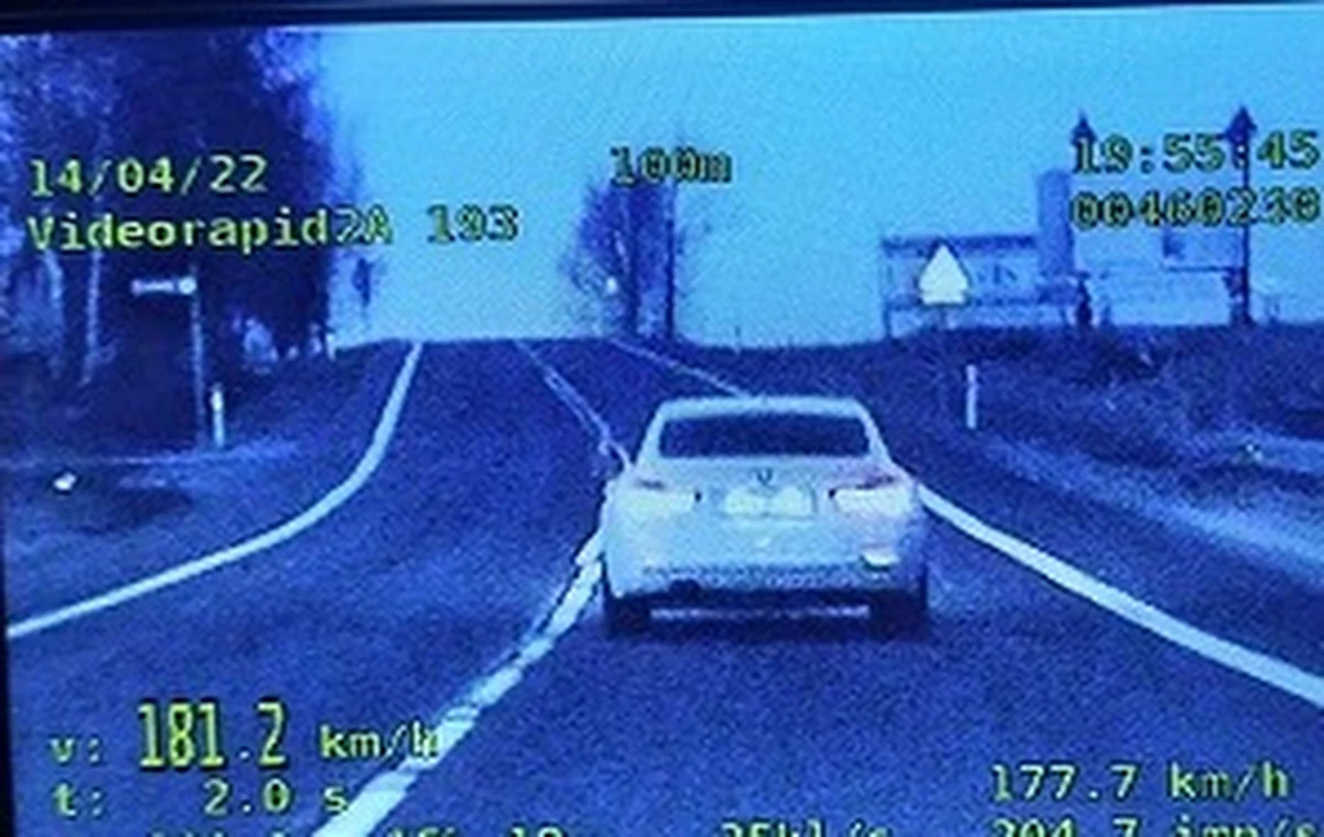 Policjanci z nowotarskiej grupy SPEED tylko podczas wczorajszej służby ujawnili kilkunastu kierowców, którzy łamali przepisy drogowe i przekroczyli dozwoloną prędkość. Rekordziści jechali o 136 i 111 km/h za szybko, za co zostali ukarani mandatami karnymi po 2 500 złotych.