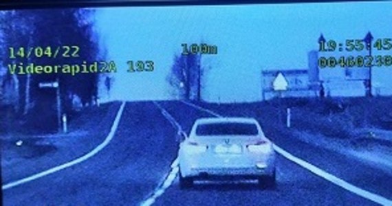 Policjanci z nowotarskiej grupy SPEED tylko podczas wczorajszej służby ujawnili kilkunastu kierowców, którzy łamali przepisy drogowe i przekroczyli dozwoloną prędkość. Rekordziści jechali o 136 i 111 km/h za szybko, za co zostali ukarani mandatami karnymi po 2 500 złotych.
