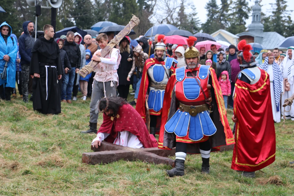 Kalwaria Pacławska to jedno z tych miejsc w Polsce, gdzie w Wielki Piątek gromadzą się tłumy wiernych, by rozważać tajemnice męki i śmierci Chrystusa.