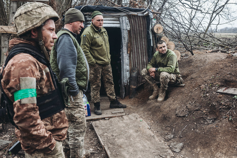 Ukraińcy toczą zacięty bój broniąc się skutecznie przed rosyjskim atakiem. Na różne sposoby walczy praktycznie cały naród, a wymagające pole bitwy zmusza do uzupełniania strat. Dlatego tak ważne jest szybkie szkolenie cywilów. Jak to robią Ukraińcy w czasie inwazji Rosji?