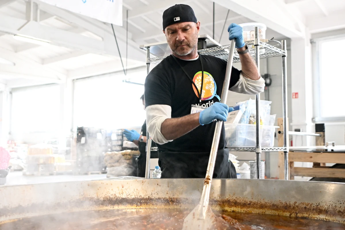 Hollywoodzki aktor Liev Schreiber zaangażował się w pomoc uchodźcom, którzy przybywają z zaatakowanej przez Rosję Ukrainy do Polski. Gwiazdor przebywa w Przemyślu, gdzie m.in. gotuje posiłki w kuchni World Central Kitchen. 