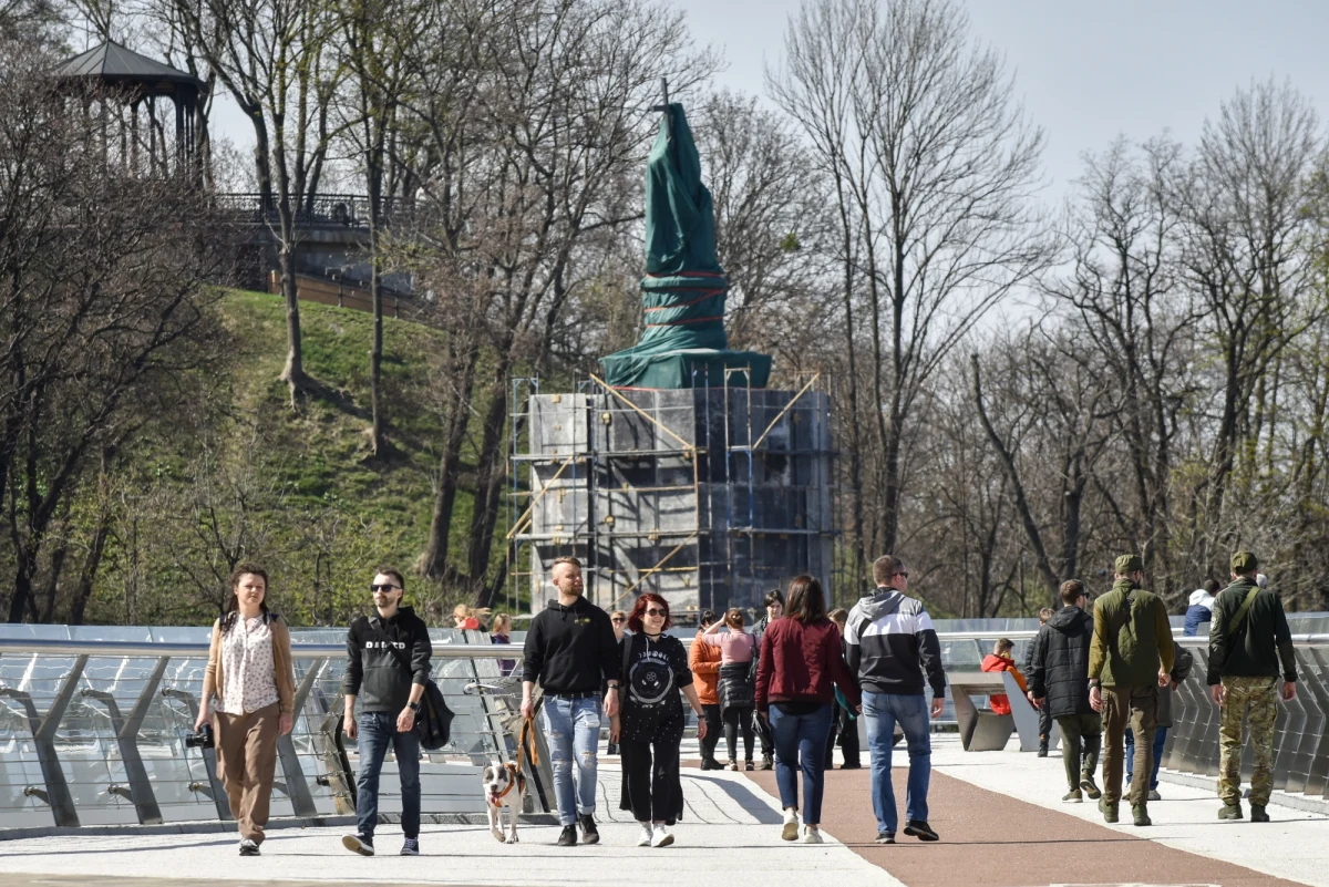 Każdego dnia do stolicy Ukrainy powraca około 40-50 tys. mieszkańców, którzy wcześniej opuścili miasto w wyniku rosyjskiej agresji - poinformował podczas konferencji prasowej zastępca mera Kijowa Mykoła Poworoznyk, cytowany przez Ukrainską Prawdę. Ukraińcy wracają także na wschód kraju, mimo gróźb rosyjskich ataków w tym regionie. "Wszyscy ci pomagają, ale nie czujesz się jak w domu" - mówi 20-letnia Sofia w rozmowie z BBC.