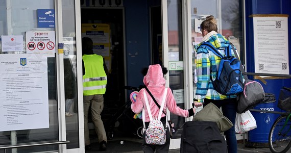 Z wyliczeń rządu w Kopenhadze wynika, że w Wielkanoc liczba przebywających w Danii uchodźców z Ukrainy sięgnie 40 tysięcy. Spodziewani są też kolejni. Z myślą o nich rząd chce utworzyć „wioski” tylko dla Ukraińców. Dansk Flyktinghjälp, organizacja zaangażowana w pomoc uchodźcom grzmi: Istnieje ryzyko powstania równoległego społeczeństwa. 