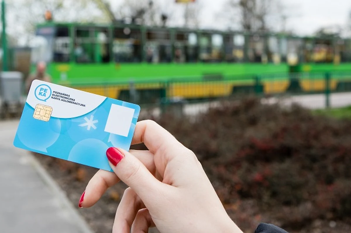 Z powodu usterki maszyny produkującej Poznańskie Elektroniczne Karty Aglomeracyjne oczekiwanie na wydanie dokumentu może być dłuższe. Zwykle trwało to do dziesięciu dni.