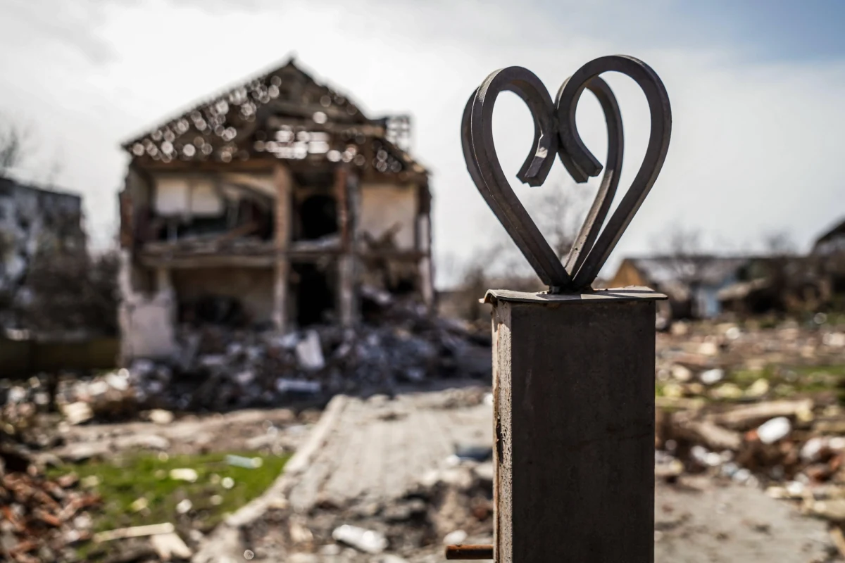 "Idź tam, gwałć Ukrainki i nic mi nie mów. Zrozumiano? (...) Najważniejsze tylko, uważaj tam" – fragment szokującej rozmowy miedzy rosyjskim żołnierzem, a jego partnerką, obiegł cały świat. Ukraińskie służby specjalne opublikowały nagranie przechwyconej wymiany zdań, pisząc, że to „odzwierciedla wartości moralne nie tylko okupantów, ale także ich bliskich”. Dziennikarze programu Schemy i rosyjskiej redakcji Radia Swoboda poinformowali, że ustalili tożsamość osób z nagrania.