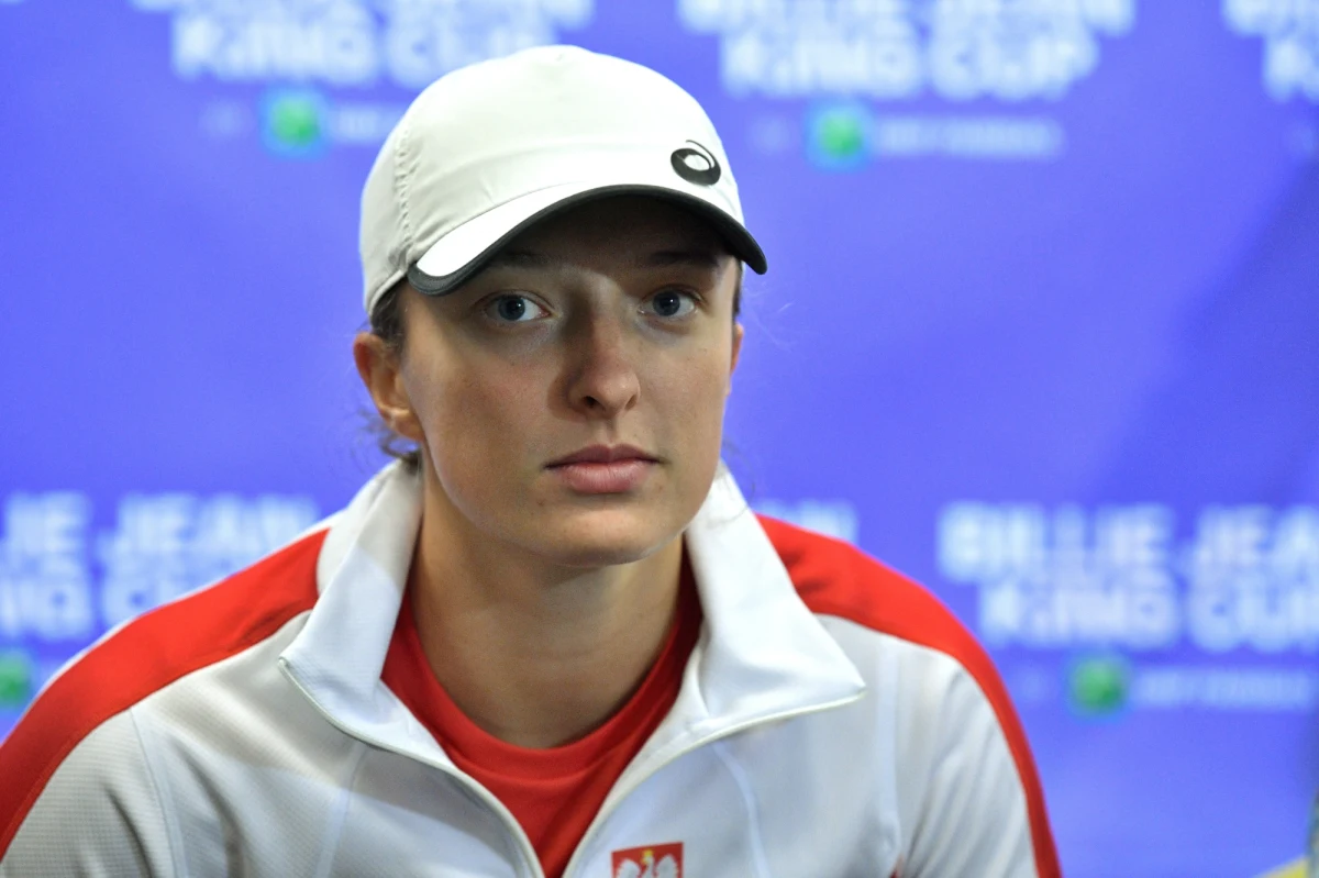 Iga Świątek wygrała z Mihaelą Buzarnescu 6:1, 6:0 i Polska prowadząca w Radomiu z Rumunią 2:0 jest o krok od awansu do turnieju finałowego Billie Jean King Cup. "Mecze z "Polską" na plecach zawsze są wymagające" - powiedziała 20-latka. "Wsparcie kibiców było czuć w trakcie i po meczu. To są takie chwile, których się nie zapomina i w trakcie których ma się gęsią skórkę" - podkreśliła. 