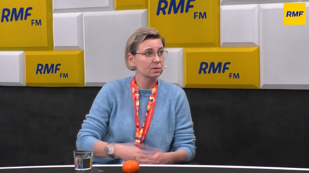 Gościem Mariusza Piekarskiego w Popołudniowej rozmowie w RMF FM była Adriana Porowska, dyrektorka Kamiliańskiej Misji. Mariusz Piekarski zapytał o to, dla kogo najtrudniejsze będą zbliżające się święta wielkanocne w sytuacji, kiedy tuż za naszą wschodnią granicą giną setki ludzi. „Święta będą trudne już kolejny rok z rzędu. Najtrudniejsze będą dla tych osób, które uciekły przed wojną. Dla matek, dzieci i osób starszych z Ukrainy. Na pewno będą też bardzo trudne dla wszystkich, którzy przyjęli ich pod swój dach. Nie ma co ukrywać, ci ludzie przejmują ich ból, przejmują ich historię” – powiedziała Adriana Porowska."Najbardziej martwi mnie to, że punkty recepcyjne są cały czas pełne. Jeśli słyszę, że na halach recepcyjnych jest 5 tys. osób, to myślę, że będzie coraz trudniej znaleźć dla nich jakieś miejsce, dom. Będzie bardzo ciężko znaleźć dla nich pracę. W Polsce, w tej chwili jest bardzo, bardzo drogo. Ci ludzie, żeby mogli utrzymać się w Polsce, wynająć mieszkanie, muszą znaleźć dobrą pracę" - odpowiedziała Porowska pytana przez Mariusza Piekarskiego o to, co najbardziej martwi ją w tym czasie.