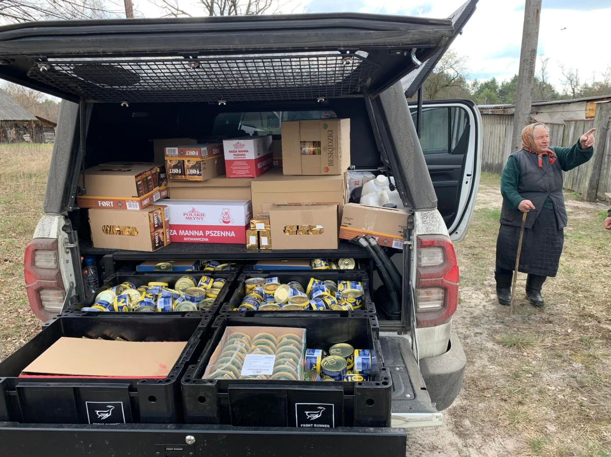 „Historia pisze się w sposób, jakiego sobie często nie wyobrażamy” – pisze Arkadiusz Podniesiński fotograf i filmowiec, który od lat dokumentuje skutki katastrofy elektrowni w Czarnobylu. Razem z „Fundacją Potrafię Pomóc” dotarli jako pierwsi wolontariusze z pomocą humanitarną do Czarnobyla. „Słyszeliśmy historie o rosyjskich żołnierzach, którzy ulegli napromieniowaniu w takim stopniu, że trafili do szpitala na Białoruś. Jest to bardzo prawdopodobne” – mówi Podniesiński w rozmowie z Wirtualną Polską.