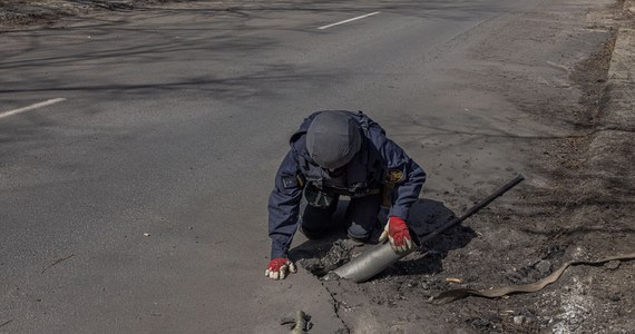 Głośne eksplozje słychać było dzisiejszej nocy w Kijowie – rosyjskie rakiety spadły na fabrykę, w której – według doniesień AFP – miały być produkowane Neptuny. Pentagon wieczorem potwierdził, że rosyjski krążownik Moskwa zatonął na skutek uderzenia właśnie tymi przeciwokrętowymi rakietami. Prawie 85 proc. ciał znalezionych w Buczy pod Kijowem po wycofaniu się stamtąd wojsk rosyjskich ma rany postrzałowe, a to oznacza, że okupanci mordowali ludzi z premedytacją - przekazał mer miasta Anatolij Fedoruk. Mer Kijowa natomiast informował, że coraz więcej mieszkańców wraca do stolicy.