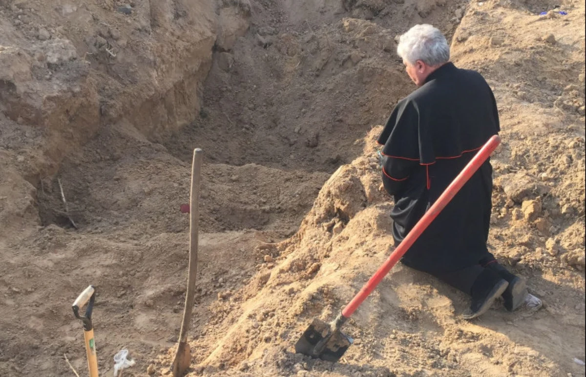 Papieski jałmużnik kardynał Konrad Krajewski odwiedził w Wielki Piątek Borodziankę w obwodzie kijowskim. Jak przekazał Watykan, wysłannik Franciszka na Ukrainę "modlił się przed mogiłami i odnalezionymi ciałami, jak na Drodze Krzyżowej".