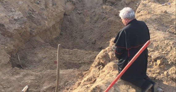 Papieski jałmużnik kardynał Konrad Krajewski odwiedził w Wielki Piątek Borodziankę w obwodzie kijowskim. Jak przekazał Watykan, wysłannik Franciszka na Ukrainę "modlił się przed mogiłami i odnalezionymi ciałami, jak na Drodze Krzyżowej".