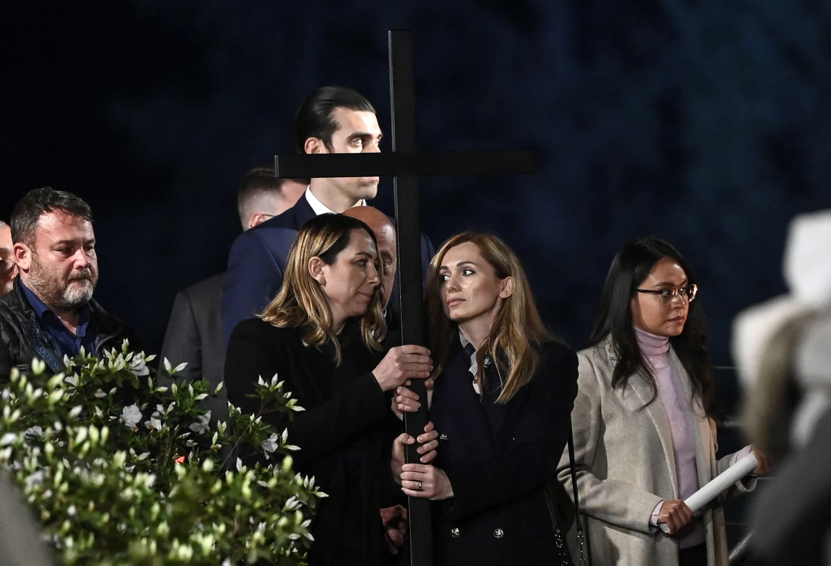 Podczas drogi krzyżowej w rzymskim Koloseum w Wielki Piątek papież Franciszek modlił się o pokój i o to, by "przeciwnicy podali sobie ręce i zakosztowali wzajemnego przebaczenia". "Rozbrój rękę podniesioną przez brata przeciwko bratu, aby tam, gdzie jest nienawiść, zakwitła zgoda"- mówił papież. Całkowicie zmieniono tekst rozważań przy stacji, przy której krzyż niosły Ukrainka i Rosjanka.