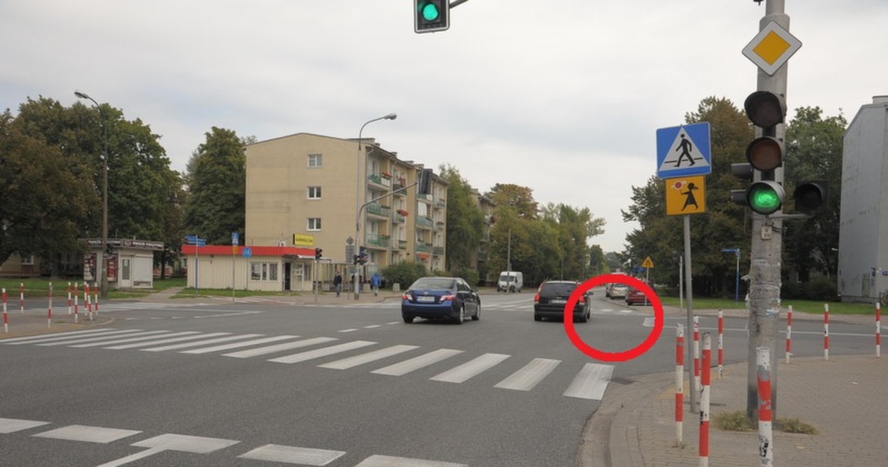 Dwa pasy przechodzą w jeden. Pierwszeństwo ma auto z prawej czy z lewej?