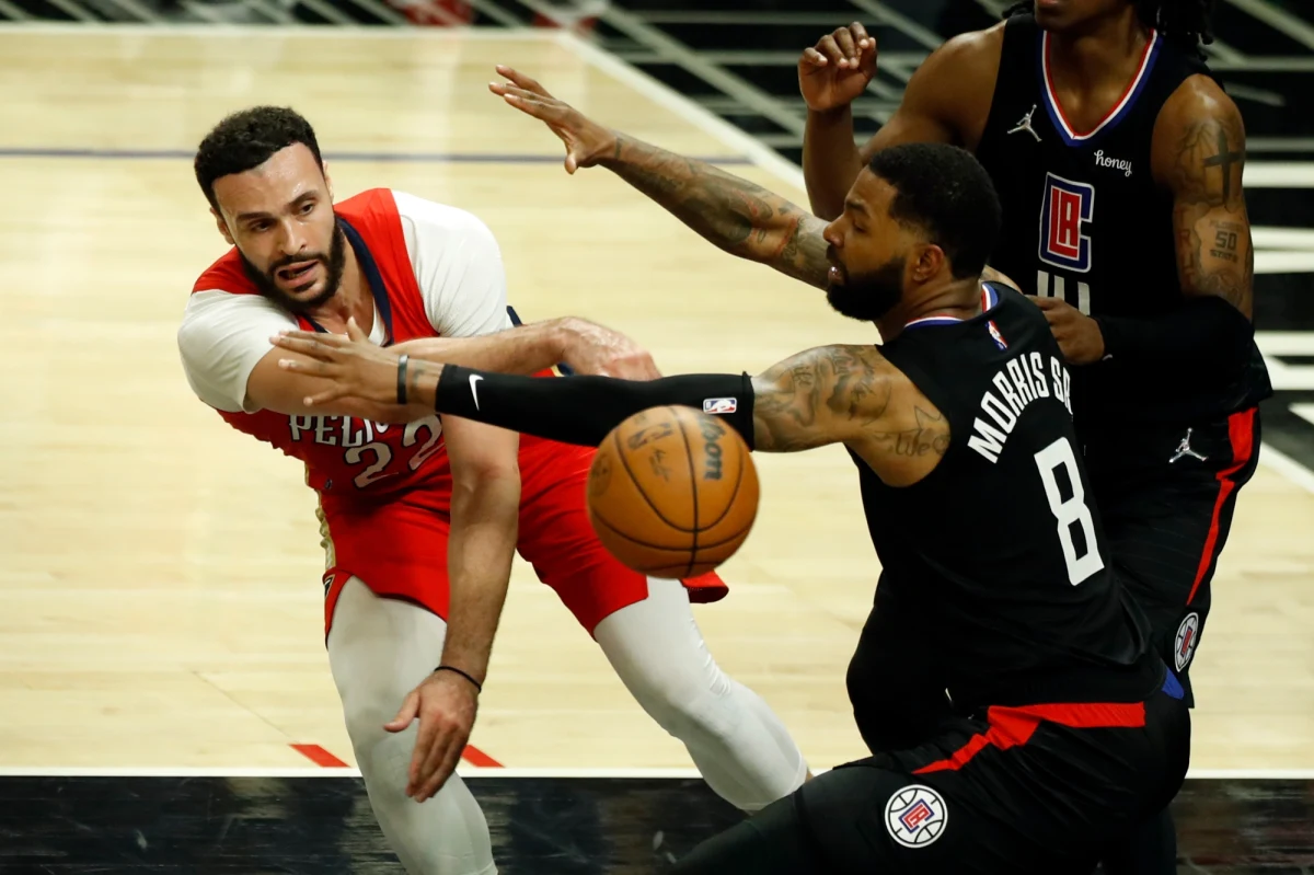 Koszykarze Atlanta Hawks i New Orleans Pelicans awansowali do fazy play off ligi NBA. W piątkowych meczach barażowych o rozstawienie z numerem ósmym "Jastrzębie" pokonały na wyjeździe Cleveland Cavaliers 107:101, a Pelicans wygrali w Los Angeles z Clippers 105:101.