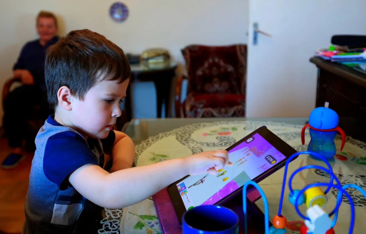 Ukraińska rzeczniczka praw człowieka Ludmiła Denisowa podała, że od początku rosyjskiej inwazji w Ukrainie zginęło 200 dzieci, a ponad 360 zostało rannych.