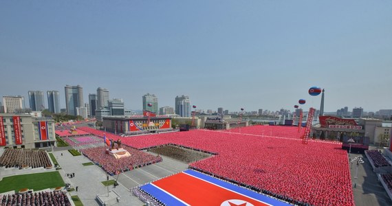 Korea Północna uczciła w piątek 110. rocznicę urodzin założyciela kraju Kim Ir Sena wizytą Kim Dzong Una w jego mauzoleum, sztucznymi ogniami i wieczorną galą na placu w Pjongjangu, w relacjach państwowych mediów nie było informacji o defiladzie wojskowej.