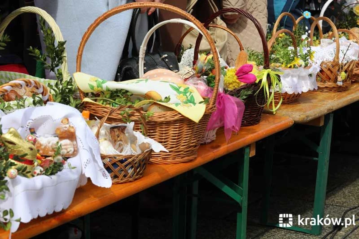 Dzisiaj w Wielką Sobotę, w ramach jarmarku wielkanocnego na Rynku Głównym, odbyło się święcenie wielkanocnych pokarmów. Tradycyjne spotkanie z udziałem władz miasta i Kościoła krakowskiego też było, ale w zmienionej  formule.