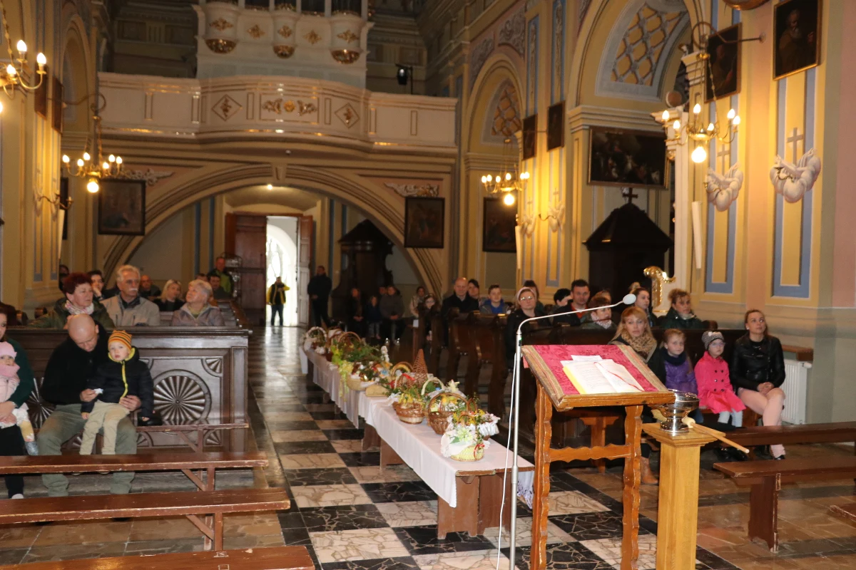 Wielka Sobota to przede wszystkim wieczorna liturgia Wigilii Paschalnej. W ciągu dnia wierni adorują Chrystusa w grobie oraz święcą pokarmy. RMF FM jest w Kalwarii Pacławskiej i okolicach, skąd od piątku relacjonujemy wszystko, co związane z Triduum Paschalnym.