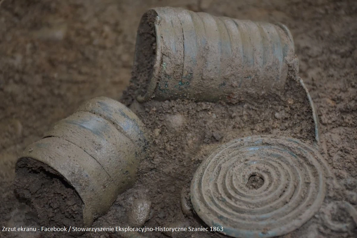 Wyroby z brązu i żelaza sprzed 2600 lat odkryli archeolodzy podczas badań w rejonie podbielskich Kobiernic i Porąbki. Bogusław Chorąży z działu archeologii bielskiego Muzeum Historycznego powiedział PAP, że to mogą być najstarsze przedmioty na tych ziemiach.