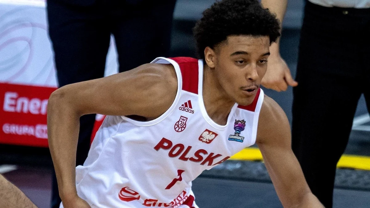 Jeremy Sochan, 18-letni polski koszykarz ogłosił, że w tym roku weźmie udział w drafcie do ligi NBA. To oznacza, że Polak jest już po wstępnych rozmowach z klubami i jest duża szansa na to, że zostanie wybrany przez któryś z zespołów.