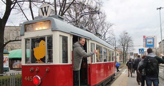 W Poniedziałek Wielkanocny w Warszawie będzie można przejechać się zabytkowym tramwajem linii "W". To niezwykły sposób na spędzenie świątecznego dnia z rodziną - zachęca Zarząd Transportu Miejskiego.