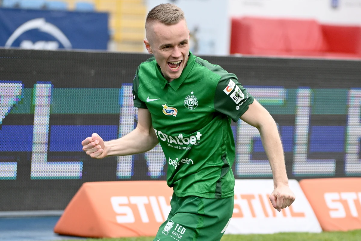 Warta Poznań odniosła cenne zwycięstwo w walce o pozostanie w Ekstraklasie, pokonując 1-0 na wyjeździe Stal Mielec. 