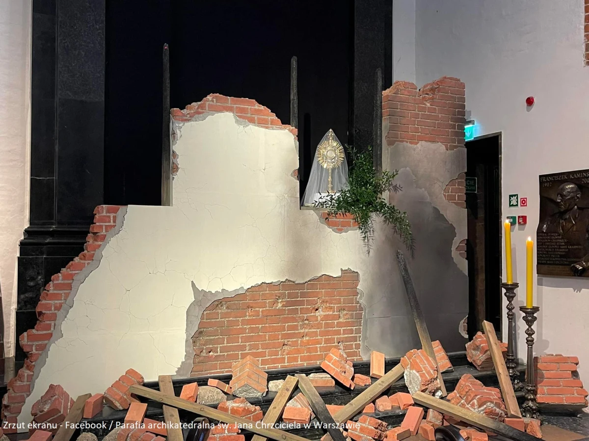 Kościół zniszczony przez Rosjan w Ukrainie, niebiesko-żółte flagi, potłuczone szkło okienne, spalone belki lub Chrystus przysypany gruzem - Groby Pańskie w wielu miastach nawiązują różnymi elementami i symbolami do trwającej wojny w Ukrainie. Są także aranżacje mówiące, że każde cierpienie ma swój kres.