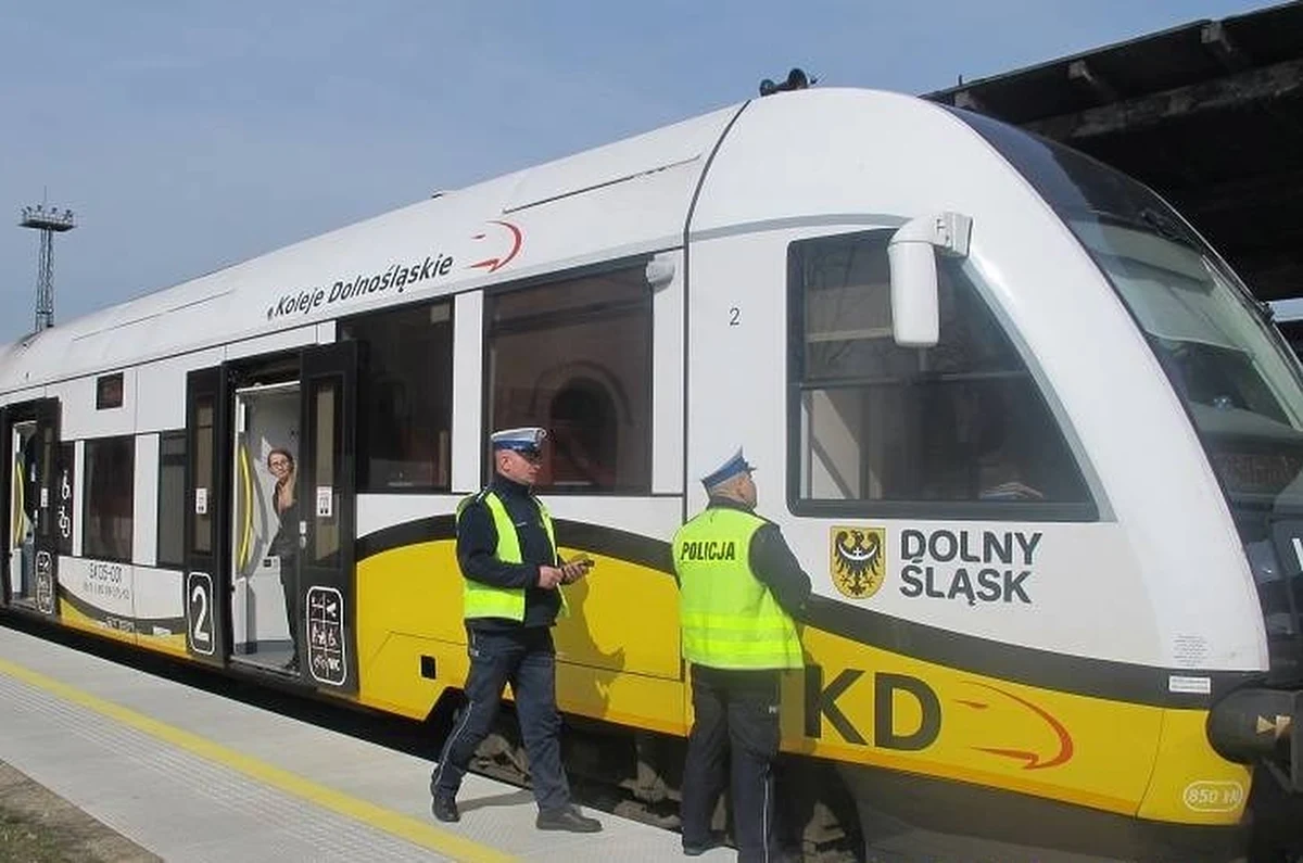 Dzięki obsłudze pociągu Kolei Dolnośląskich, 13 kwietnia udało się odnaleźć zaginioną 7-letnią dziewczynkę ze spektrum autyzmu. Kierujący składem maszynista wypatrzył ją w polu i zatrzymał pociąg. Dziecko wróciło do mamy.