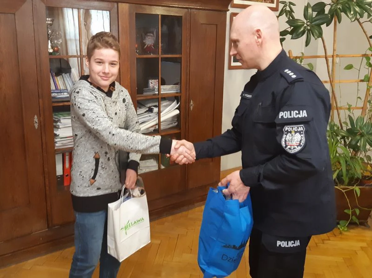 14-letni chłopiec dostał podziękowania od policjantów z Komendy Powiatowej Policji w Dzierżoniowie na Dolnym Śląsku. To dlatego, że wykazał się uczciwością. Oddał znaleziony portfel, w którym było ponad 2 tys. zł. Rodzice mogą być dumni ze swojego syna - podkreślają policjanci.
