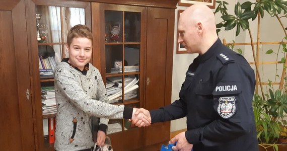 14-letni chłopiec dostał podziękowania od policjantów z Komendy Powiatowej Policji w Dzierżoniowie na Dolnym Śląsku. To dlatego, że wykazał się uczciwością. Oddał znaleziony portfel, w którym było ponad 2 tys. zł. Rodzice mogą być dumni ze swojego syna - podkreślają policjanci.