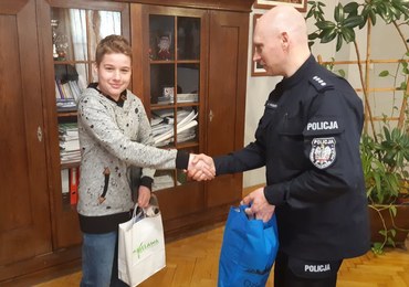 Nastolatek znalazł portfel wypełniony gotówką. Zaniósł go policjantom