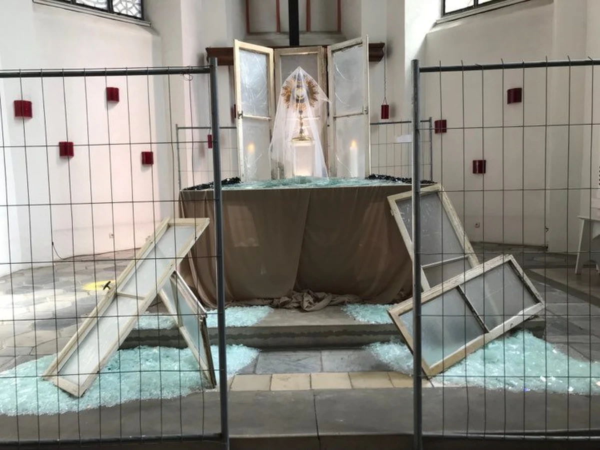 We wrocławskim kościele św. Macieja przy placu Nankiera stanął wyjątkowy Grób Pański. Zupełnie nie przypomina tych znanych z innych swiątyń. Do jego zbudowania wykorzystano okna i potłuczne szkło. To symboliczne nawiązanie do toczącej się wojny w Ukrainie. 