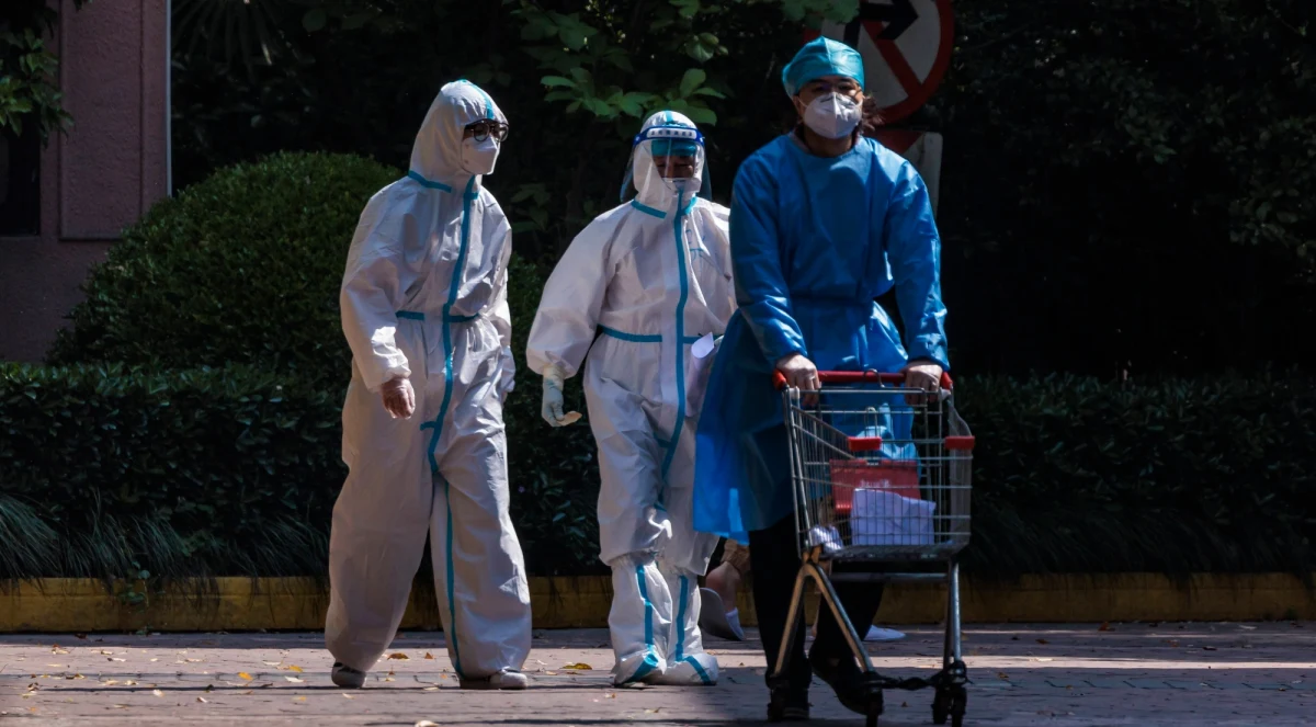 ​Koronawirus rozprzestrzenia się w Chinach. Władze tego kraju, które od początku pandemii stosowały taktykę "zero covid" wprowadzają bardzo surowe restrykcje. Pod koniec marca niemal odcięty od świata został Szanghaj, potężne miasto, w którym mieszka ponad 26 milionów osób. Lokalne władze zaczęły wprowadzać radykalne rozwiązania, które doprowadziły do protestów.