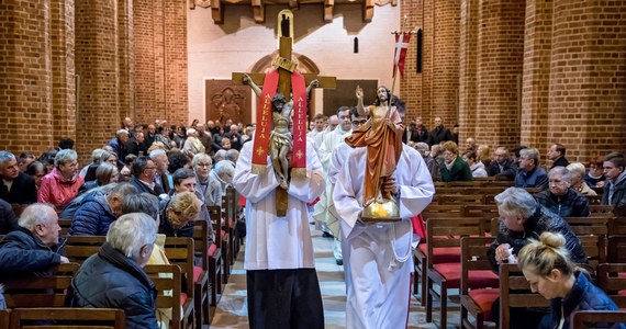 "Kto pierwszy, ten lepszy" - ta znana zasada dotyczyła niegdyś powrotu z rezurekcji i obowiązywała na Lubelszczyźnie. Wierzono, że ten, kto wrócił do swojego domu z mszy świętej jako pierwszy, będzie miał szczęście.