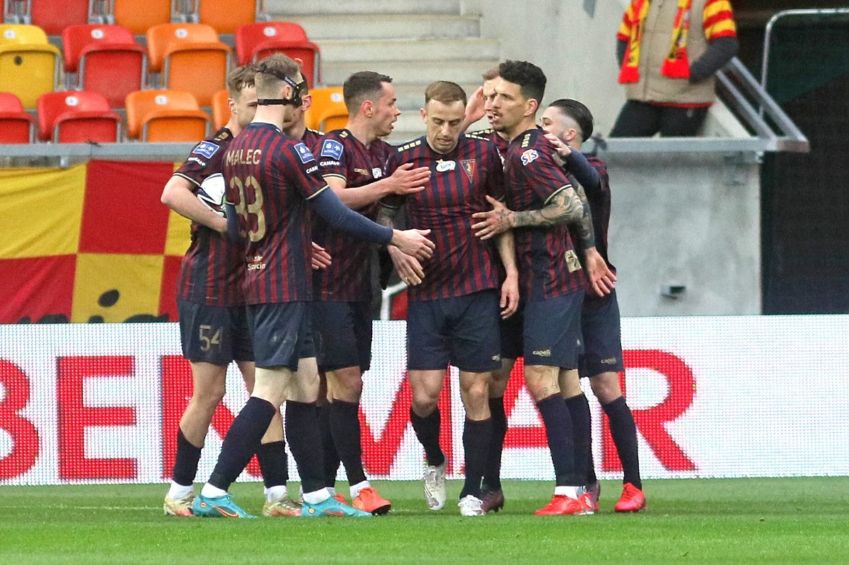 Osłabiona kadrowo Jagiellonia nie dała rady nawet zremisować z walczącą o mistrzostwo kraju Pogonią Szczecin, choć objęła w tym meczu prowadzenie. Okazało się jednak, że jeden celny strzał to za mało, by zdobyć choćby punkt.