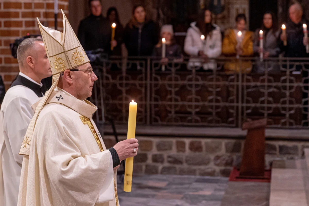 "Kolejny rok święta mają inny charakter niż zazwyczaj, teraz zmartwychwstanie Chrystusa odbywa się w cieniu wojny" – mówił podczas sobotniej liturgii Wigilii Paschalnej prymas Polski abp Wojciech Polak. Jak dodał, "całe nasze ludzkie dzieje mówią nam, że Bóg nie jest Bogiem śmierci, lecz życia".