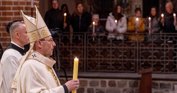 "Kolejny rok święta mają inny charakter niż zazwyczaj, teraz zmartwychwstanie Chrystusa odbywa się w cieniu wojny" – mówił podczas sobotniej liturgii Wigilii Paschalnej prymas Polski abp Wojciech Polak. Jak dodał, "całe nasze ludzkie dzieje mówią nam, że Bóg nie jest Bogiem śmierci, lecz życia".