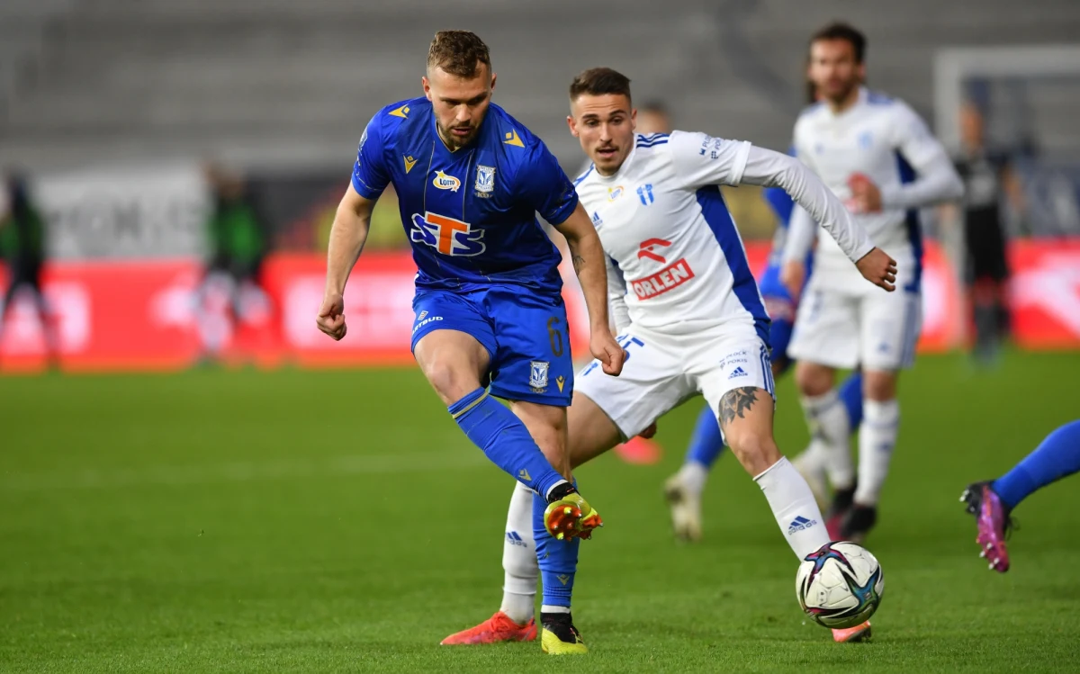 Po meczu 28. kolejki, w której Wisła Płock pokonała Pogoń Szczecin, „nafciarze” zostali uznani za drużynę, która może rozdawać karty w końcówce sezonu. Mecz w przedświąteczną sobotę był bardzo ważny dla obydwu drużyn. Lech walczy o tytuł mistrza Polski, a po porażce Radomiaka 0:1 z Górnikiem Łęczna, otworzyła się droga dla gospodarzy na włączenie się do walki o czwarte miejsce w tabeli. 