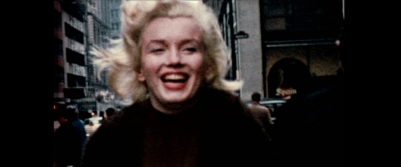 ​Tragicznej śmierci hollywoodzkiej ikony — Marilyn Monroe — od dziesięcioleci towarzyszą niezliczone teorie spiskowe i plotki, często przyćmiewające jej talent. Na 27 kwietnia w Netfliksie zaplanowana jest premiera dokumentu o jej ostatnich tygodniach, dniach i godzinach, zawierającego niepublikowane wcześniej nagrania z rozmów z tymi, którzy znali ją najlepiej.