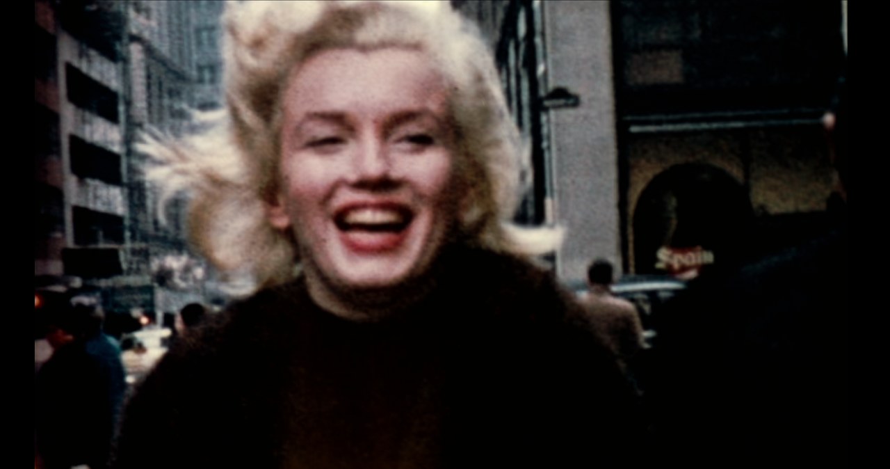 ​Tragicznej śmierci hollywoodzkiej ikony — Marilyn Monroe — od dziesięcioleci towarzyszą niezliczone teorie spiskowe i plotki, często przyćmiewające jej talent. Na 27 kwietnia w Netfliksie zaplanowana jest premiera dokumentu o jej ostatnich tygodniach, dniach i godzinach, zawierającego niepublikowane wcześniej nagrania z rozmów z tymi, którzy znali ją najlepiej.