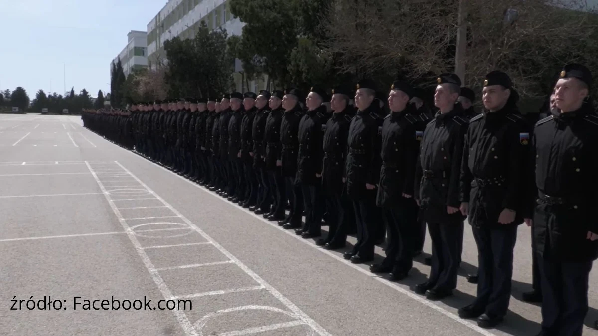 Ministerstwo Obrony Rosji opublikowało w sobotę nagranie wideo, na którym rzekomo widać spotkanie szefa marynarki wojennej z rozbitkami z okrętu wojennego "Moskwa".